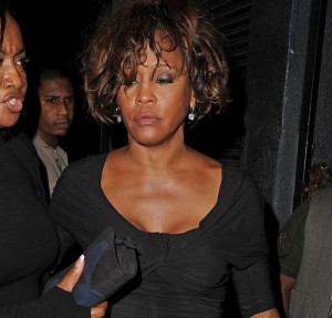 Whitney Houston el jueves saliendo de un pub en Los Angeles