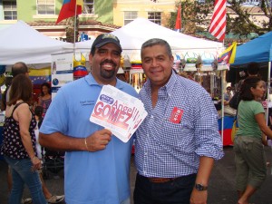 Jairo Cuba con el comisionado de Weston Angel Gomez