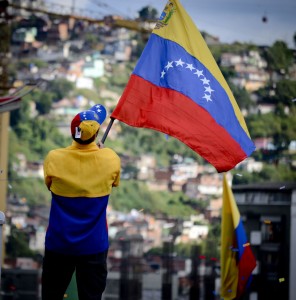 Capriles ondea la bandera venezolana durante su cierre de campana en Caracas