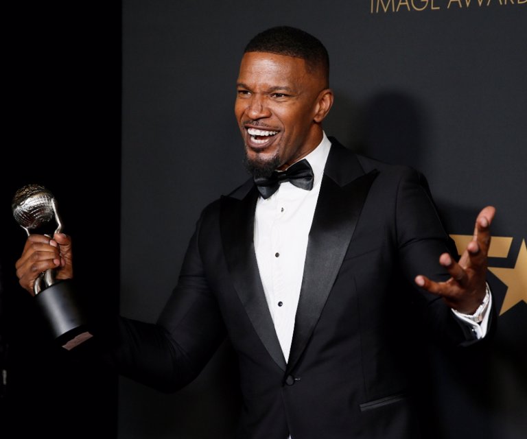 Imagen de archivo del actor Jamie Foxx posando tras bastidores con su premio a mejor actor de reparto por "Just Mercy" durante la edición 51 de los premios de la Asociación Nacional para el Progreso de las Personas de Color (NAACP, por su sigla en inglés) en Pasadena, California, Estados Unidos. 22 de febrero, 2020. REUTERS/Danny Moloshok/Archivo