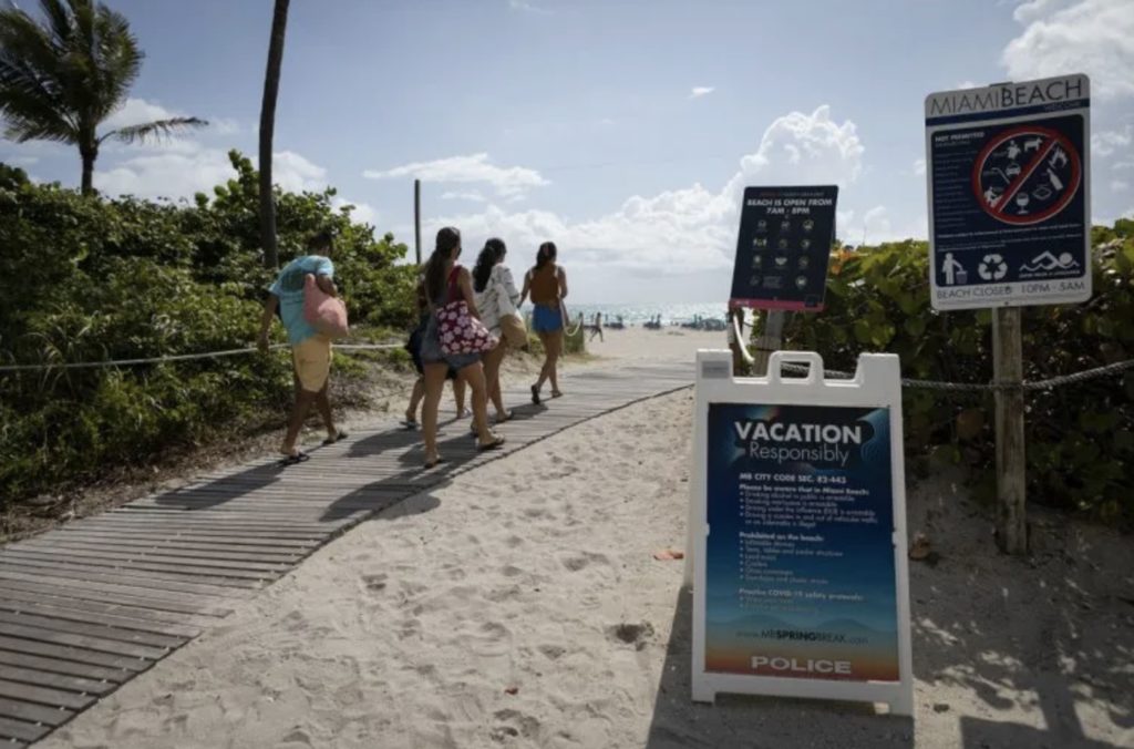 Turistas latinoamericanos se vacunan contra el covid-19 en Miami Beach