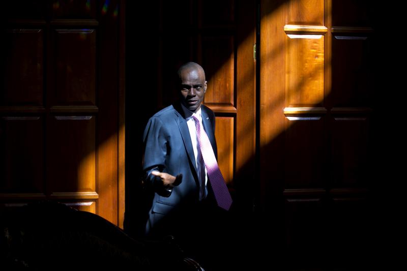 Fotografía de archivo del 7 de febrero de 2020 del presidente de Haití, Jovenel Moïse, llegando para una entrevista en su casa en Petion-Ville, un suburbio de Puerto Príncipe, Haití. (AP Foto/Dieu Nalio Chery, Archivo)